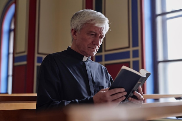 Sacerdote leyendo la Biblia durante la ceremonia