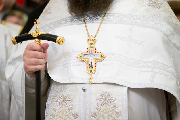 Sacerdote ortodoxo con una cruz Religión y fe