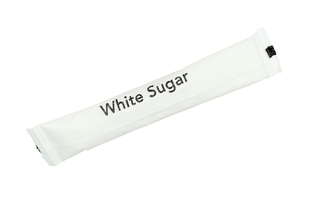 Sachê de açúcar branco isolado no fundo branco