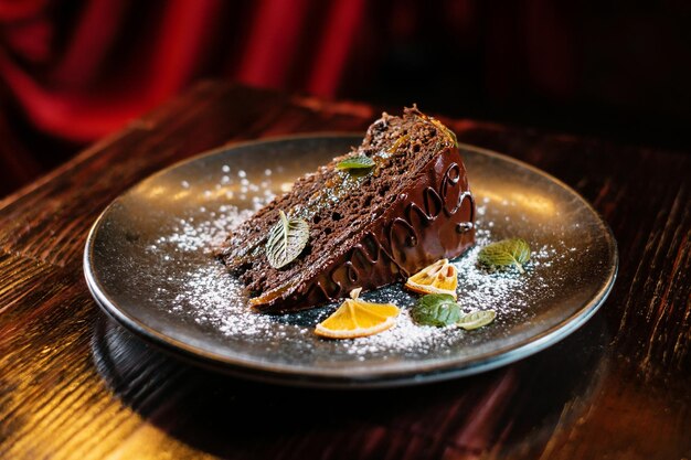 Sacher de chocolate decorado con menta y naranja deshidratada