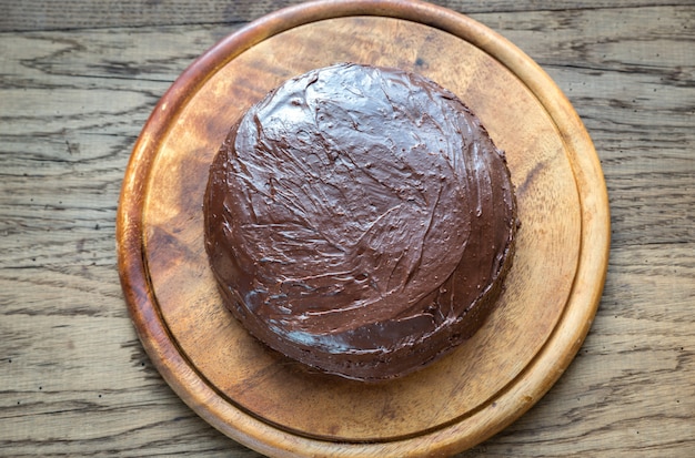 Sacher torte en la tabla de madera