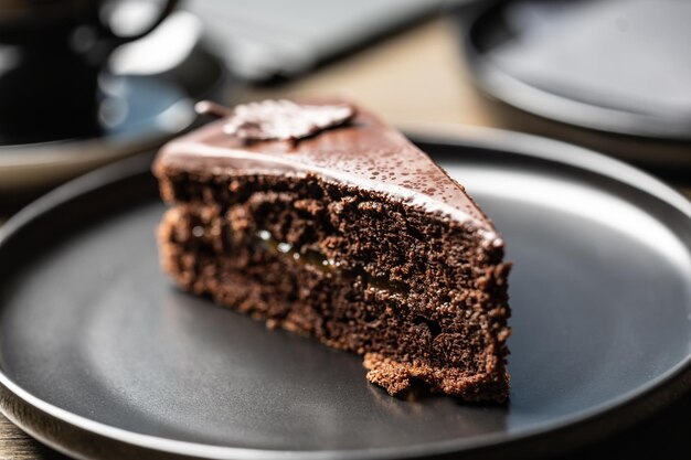 Sacherkuchen mit Kaffee auf dem Tisch im Café