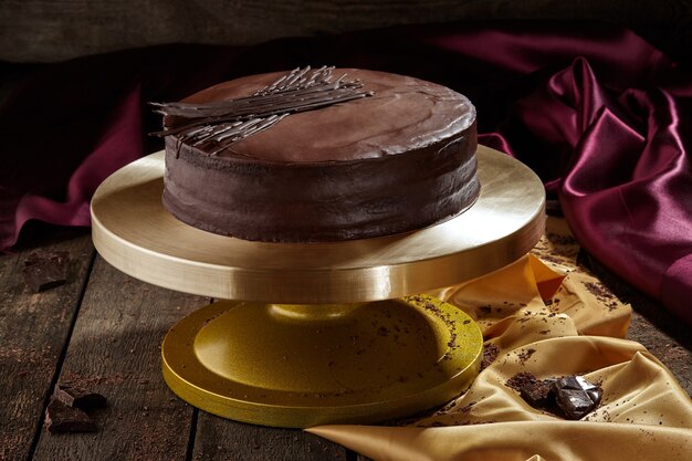 Sachertorte tradicional austriaco con ganache de chocolate negro