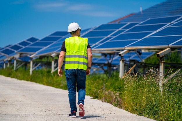 Sachkundiger Servicemitarbeiter zur Messung der Betriebs- und Wartungseffizienz von Solaranlagen