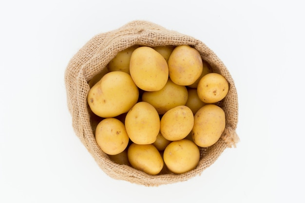 Sack frische rohe Kartoffeln auf hölzerner Draufsicht