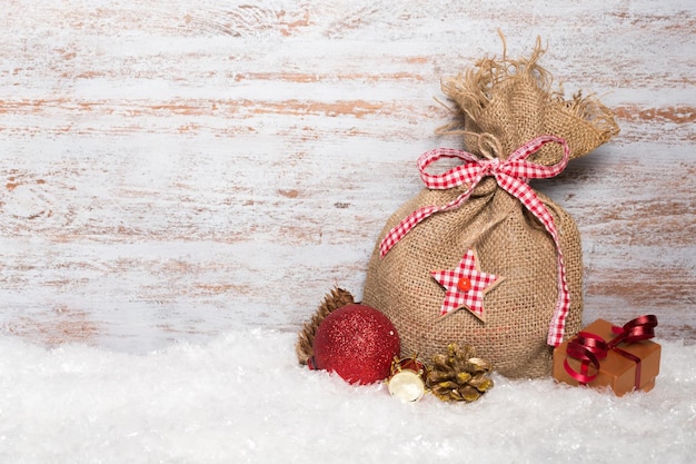 Sack Geschenktüte mit Schleife im Hintergrund