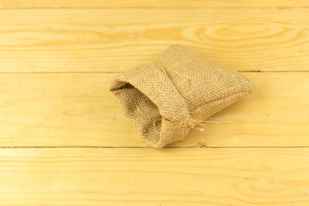 Foto sack tasche auf plank holztisch