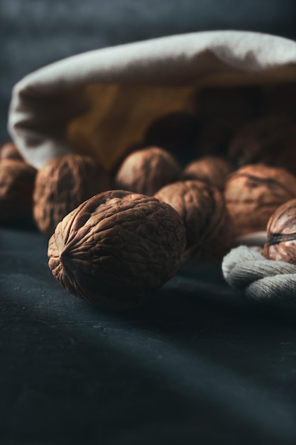 Sack Walnüsse mit Kopienraum in dunkler Stimmung