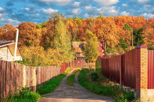 Sackgasse Dorf Herbststraße. Ländliches Gehöft. Russland.