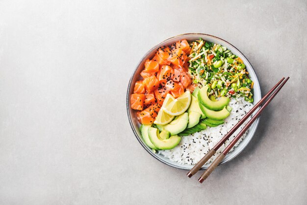 Foto sackschüssel mit lachs in schüssel serviert