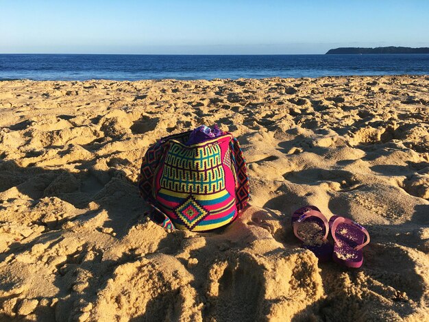 Saco artístico na praia.