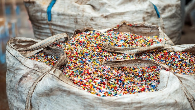 Saco de basura plástica triturada multicolor clasificada en la fábrica de reciclaje de residuos