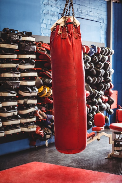 Saco de boxeo colgado