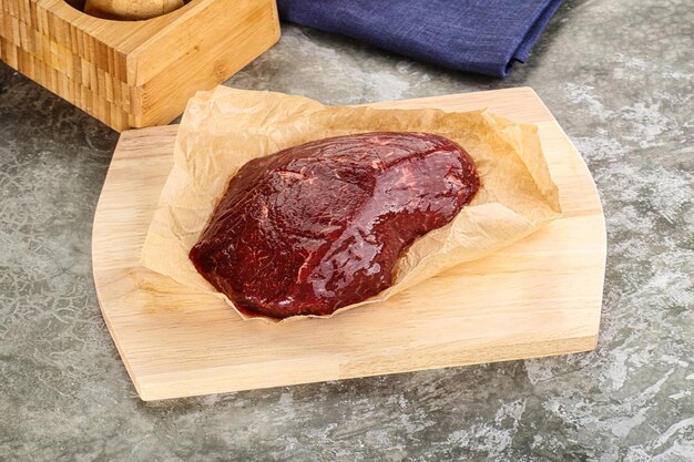 Foto saco de carne cruda para cocinar