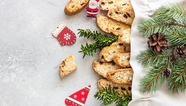 Saco com biscoitos com avelãs