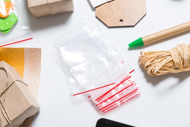 Saco com fecho ziplock e suprimentos para boas embalagens na mesa do escritório