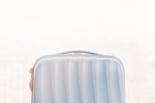 Foto saco de bagagem de plástico pequeno contra o fundo branco