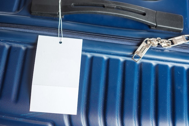 Foto saco de bagagem ou mala durante o check-in hora de viajar, serviço, viagem, viagem, férias de verão, seguros e conceitos de férias