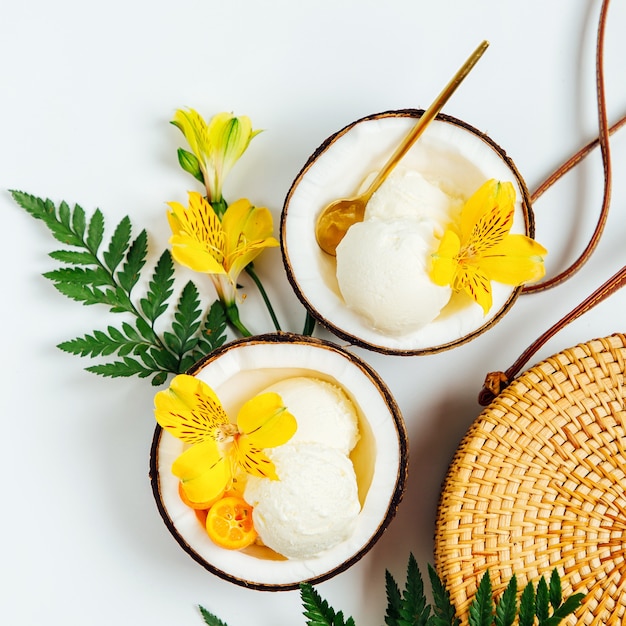 Saco de bambu e sorvete ao meio de coco. conceito de férias de verão.