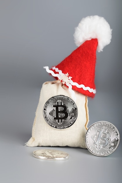 Saco de bitcoins com chapéu de papai noel. fechar-se