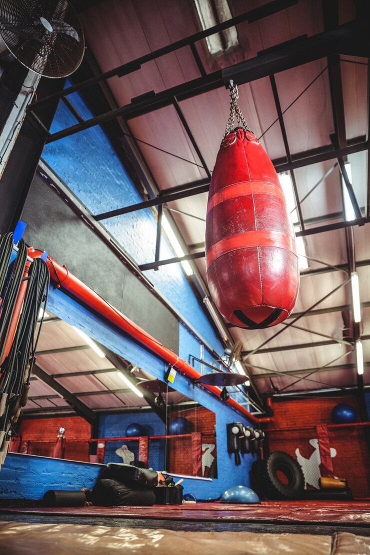Foto saco de boxe pendurado no teto