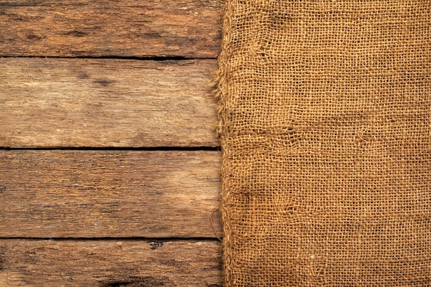 Saco de carvão marrom colocado sobre uma mesa de madeira.