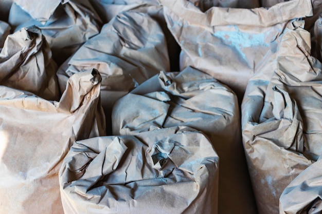 Foto saco de cimentosacos de mistura de construção entrega de cimento e gesso para obras sacos de papel com cimento e misturas de construção armazenamento de materiais no canteiro de obras