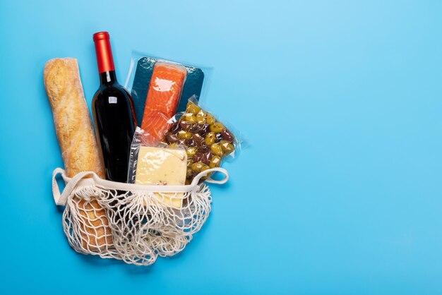 Saco de compras com vinho e comida