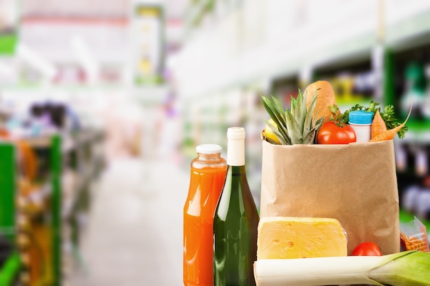 Saco de compras completo, isolado sobre o fundo