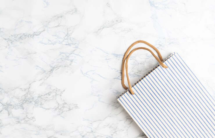 Saco de compras de papel kraft marrom com fundo de mármore branco