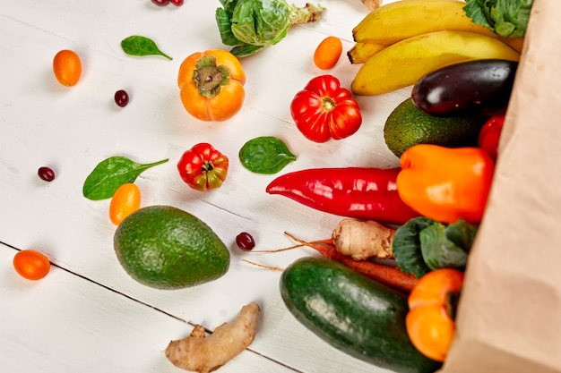 Foto saco de compras de papel plano com variedade de frutas e vegetais frescos