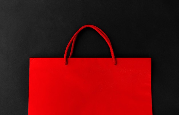 saco de compras vermelho em fundo preto
