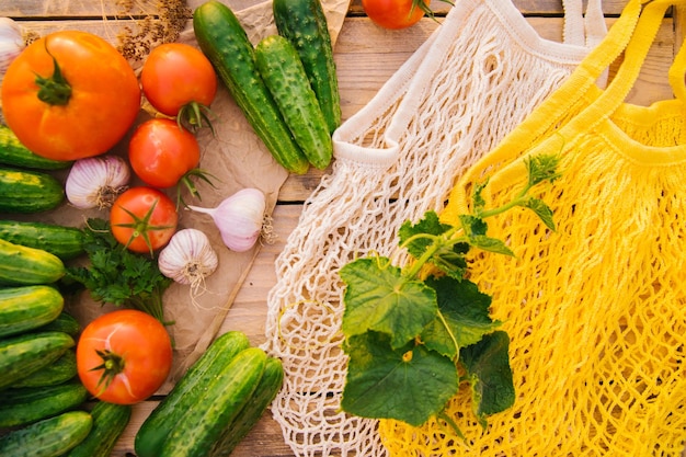 Saco de corda reutilizável feito de materiais reciclados em uma mesa de madeira entre legumes frescos sem plástico estilo de vida ecológico