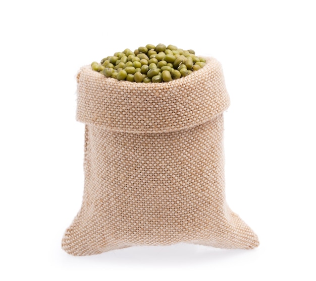 Foto saco de estopa têxtil de feijão verde isolado no fundo branco