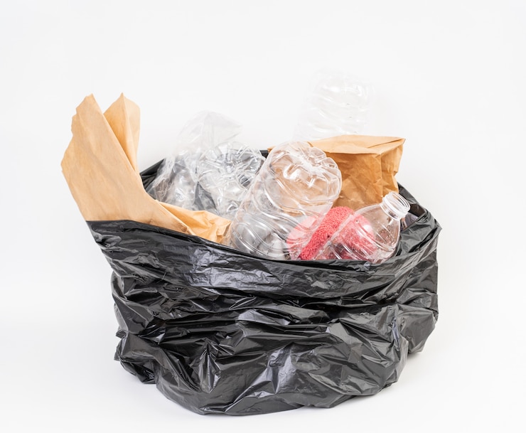 Foto saco de lixo com reciclagem de lixo no fundo branco