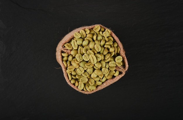Saco de lona de juta com grãos de café verde arábica crus não torrados