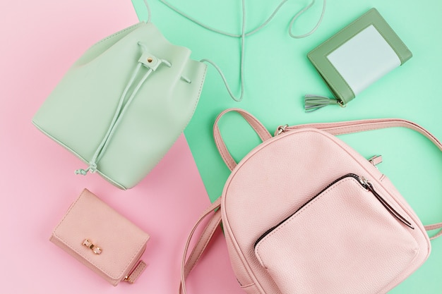 Saco de meninas bonitas em cor de menta pastel e mochila rosa