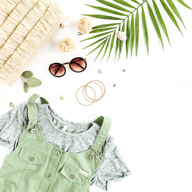 Saco de palha de verão feminino estilo de rua de verão óculos de sol e folha tropical vista superior plana