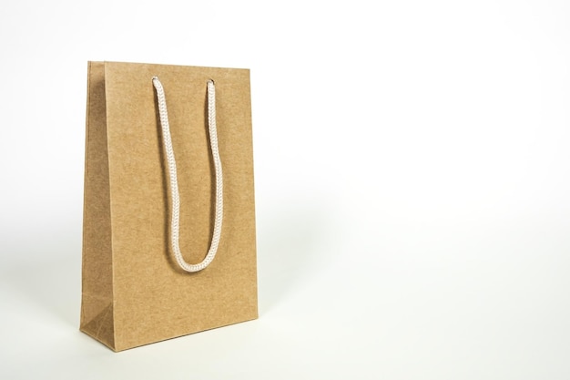 saco de papel artesanal marrom para fazer compras em um conceito de embalagem de compras de fundo branco