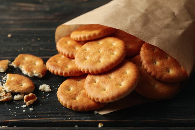 Saco de papel com biscoitos cracker