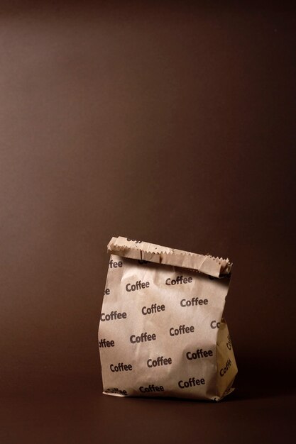 Foto saco de papel com café, sobre fundo marrom