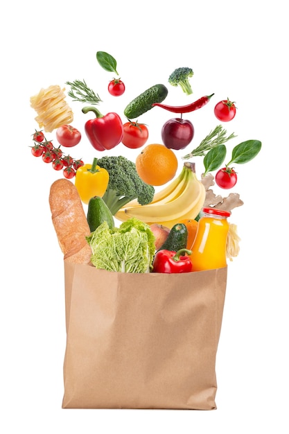 saco de papel com legumes frescos e outros alimentos