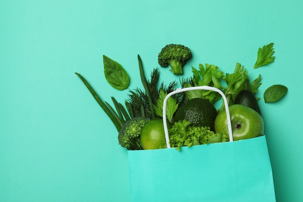 Foto saco de papel com vegetais verdes na hortelã