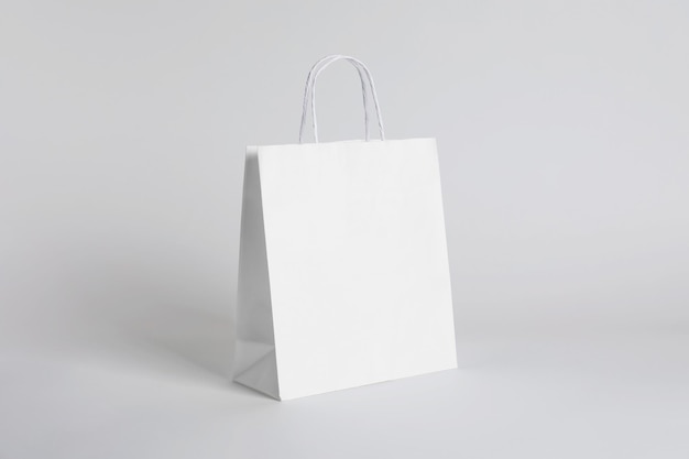 Saco de papel em fundo branco Mockup para design
