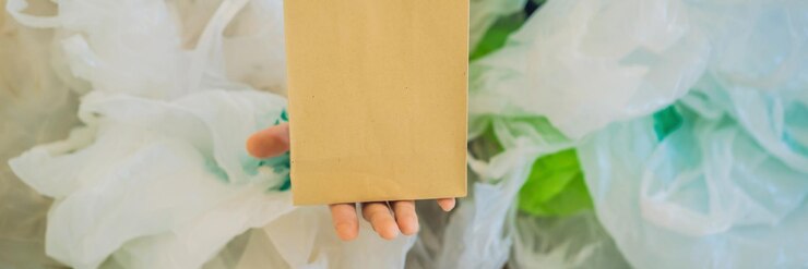 Foto saco de papel em meio a uma pilha de sacos plásticos conceito de desperdício zero o conceito de banner do dia mundial do meio ambiente
