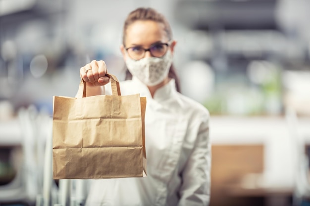 Saco de papel reciclável usado para entrega de comida para viagem durante a pandemia de coronavírus