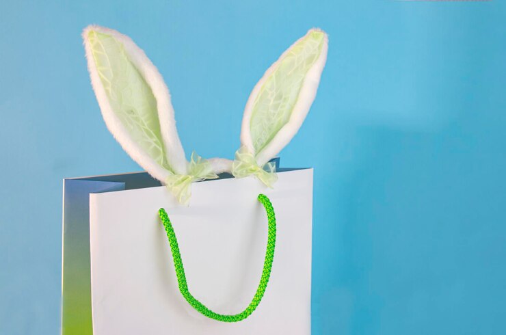 Foto saco de presente com banner de orelhas de coelho em um fundo azul o conceito de compras online para a páscoa comprando e vendendo para o feriado da páscoa