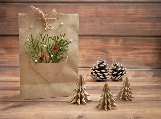 Saco de presente para Natal e Ano Novo decorado com decoração em um pacote ecologicamente correto de artesanato zero desperdício