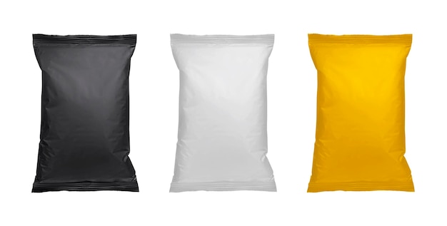 Saco de travesseiro preto e amarelo branco de salgadinhos ou doces Vista superior isolada em fundo branco