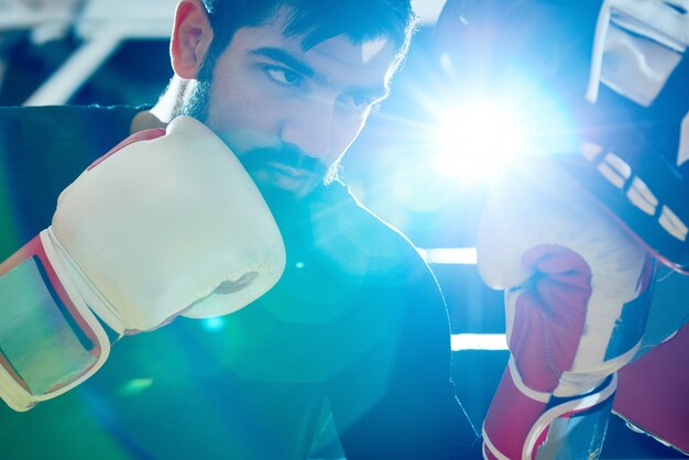 Foto saco de treino de boxe confiante